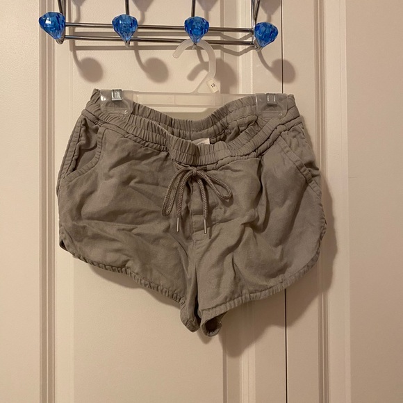 Aritzia Community linen shorts - Picture 2 of 3